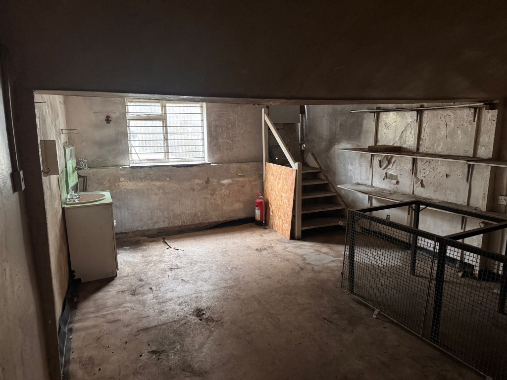 Lot: 140 - FREEHOLD COMMERCIAL BUILDING WITH PLANNING FOR REDEVELOPMENT - First floor room